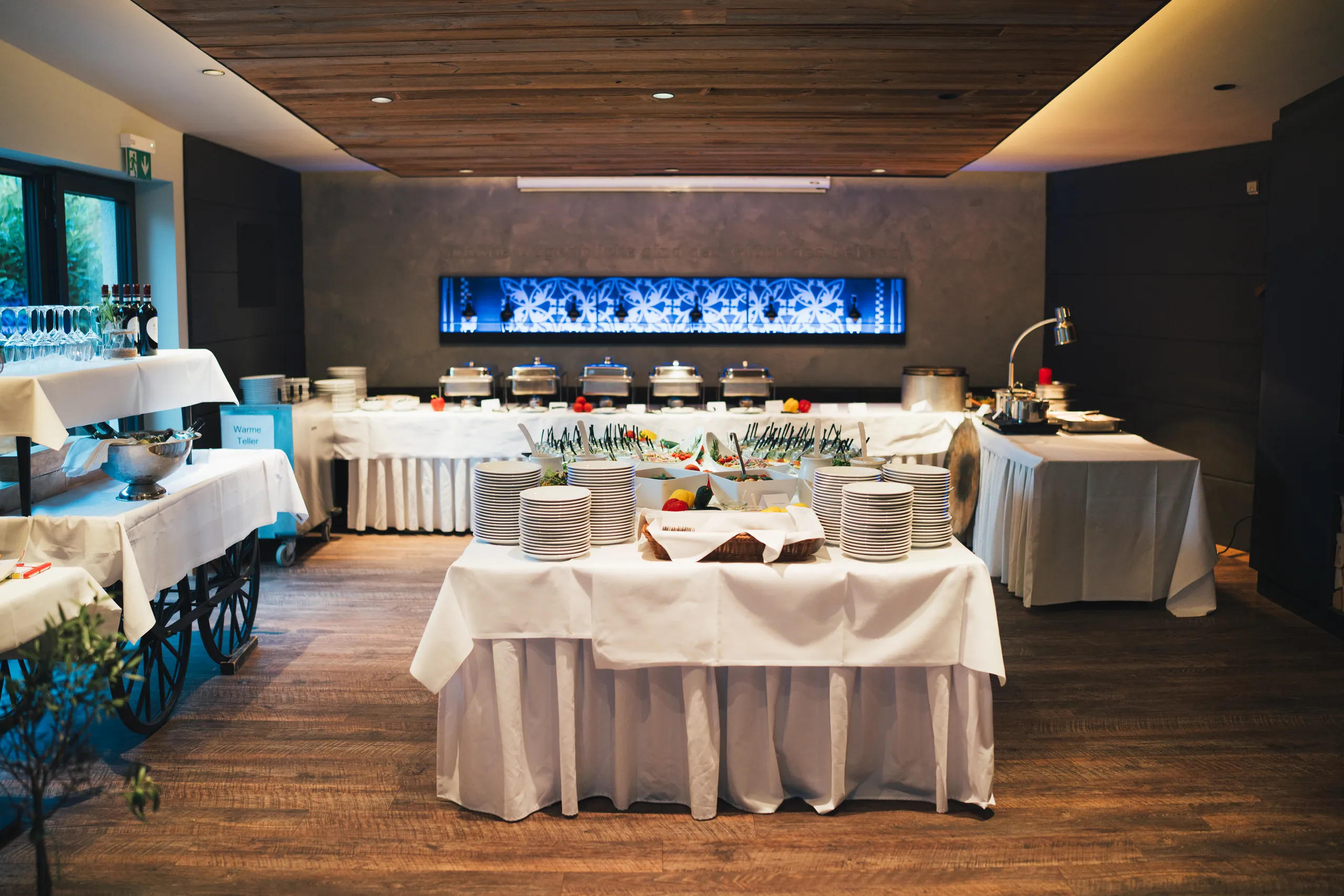 Aufgebautes Buffet im Wintergarten am Dutenhofener See